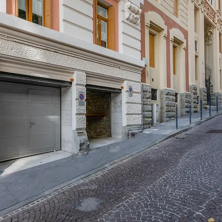 Hermes With Private Parking Триест